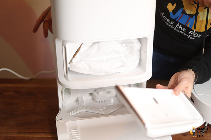 Das Fach in der Dreame L10s Station, wo der Staubbeutel sich befindet, ist zu sehen.